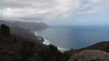 İspanya, Kanarya Adaları, Tenerife 'nin güzel manzarasında yürüyüş yapmak.