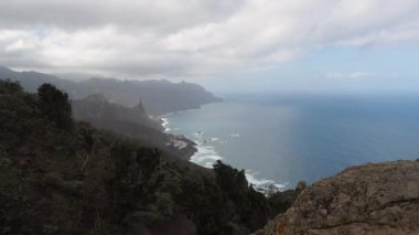 İspanya, Kanarya Adaları, Tenerife 'nin güzel manzarasında yürüyüş yapmak.