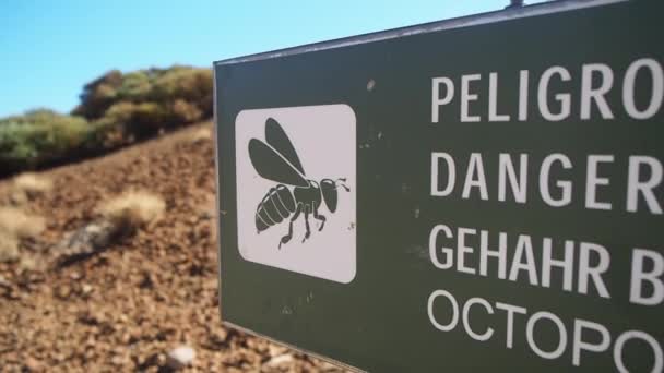 Gefahr Bienenstöcke Grün Weißes Warnschild Einem Wanderweg Durch Die Vulkanlandschaft — Stockvideo