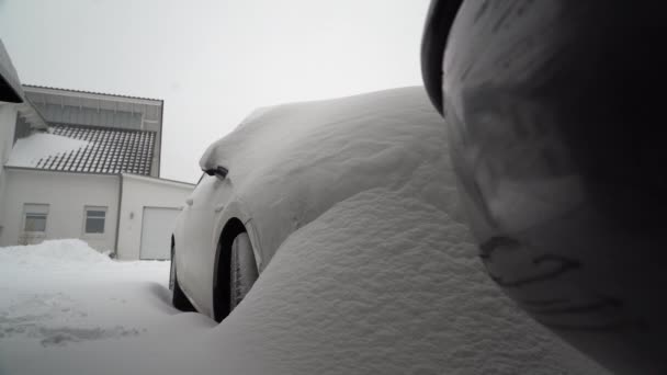 Neve Accumulandosi Auto Bianca Dopo Una Bufera Neve Nella Stagione — Video Stock