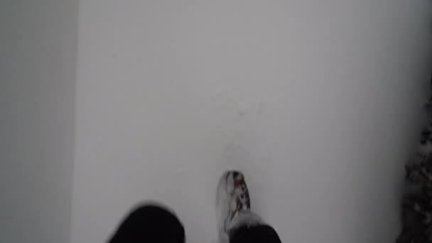Man Loopt Door Diepe Sneeuw Sneeuwstorm Een Saaie Dag Kort — Stockvideo