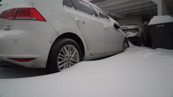 Snö Staplas Vit Personbil Efter Snöstorm Den Mycket Kalla Vintersäsongen — Stockvideo