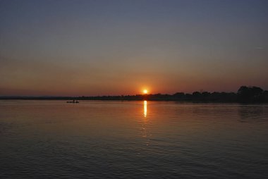 Zambesi nehri üzerinde romantik bir gün batımı. Zambiya ve Afrika 'daki Safariler için popüler bir seyahat merkezi..
