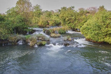 Mutanda Şelalesi 'nden dökülen su, Afrika' nın yemyeşil arazisindeki uzak bir seyahat noktası olan Zambiya 'ya ulaşıyor..