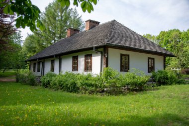 Açık hava müzesi, sazdan çatı, köy, kırsaldaki yol, kenar, yeşillik, eski kır evi, eski ahşap kütükler, köyde bir bank.