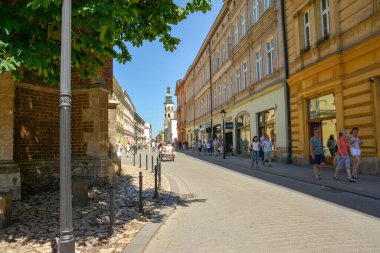 Krakow, malopolskie Poland - 5 Haziran 2015: Grodzka Caddesi güneşli bir günde.