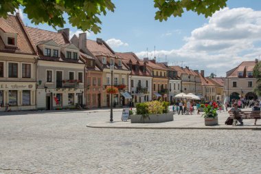 Sandomierz, güneşli bir günde ve gecede güzel bir şehir..