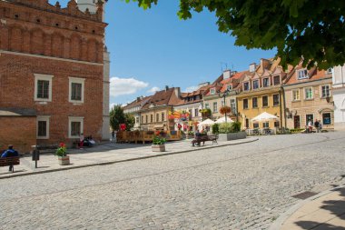Sandomierz, güneşli bir günde ve gecede güzel bir şehir..