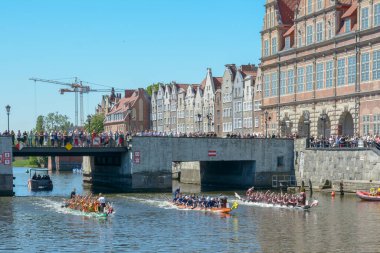 Gdansk, Polonya - 27 Mayıs 2017, Regaty Smoczych Lodzi w Gdansku na Motawie. Niezwyke na skal krajow wydarzenie.