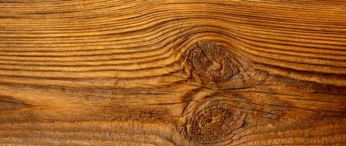 Güneş ve yağmurdan zarar görmüş, eski siyah ahşaptan yapılmış bir tahta..