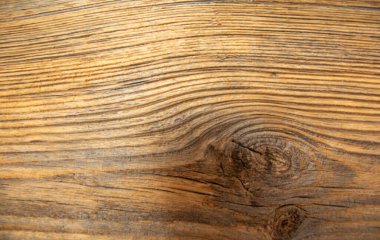 Güneş ve yağmurdan zarar görmüş, eski siyah ahşaptan yapılmış bir tahta..