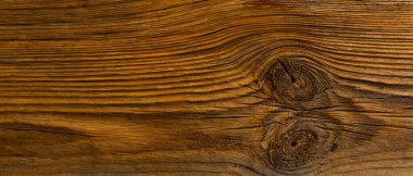 Güneş ve yağmurdan zarar görmüş, eski siyah ahşaptan yapılmış bir tahta..