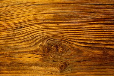 Güneş ve yağmurdan zarar görmüş, eski siyah ahşaptan yapılmış bir tahta..