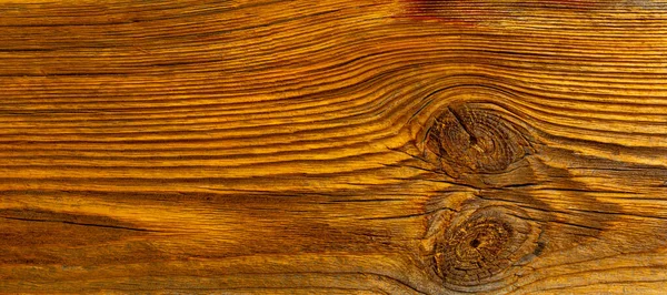 Güneş ve yağmurdan zarar görmüş, eski siyah ahşaptan yapılmış bir tahta..