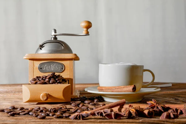 Eine Tasse Kaffee Auf Einem Holztisch Aus Alten Brettern Verstreute — Stockfoto