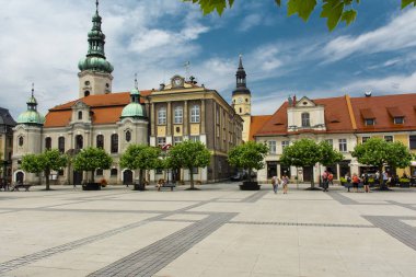 Pszczyna, voivodship Slaskie Voyvodeship / Polonya - 29 Haziran 2021: Pszczyna 'daki pazar meydanı - Silezya Voyvoda merkezi meydanı, günümüze kadar ortaçağ pazar meydanında kurulmuştur..