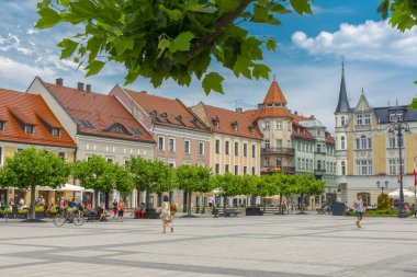 Pszczyna, voivodship Slaskie Voyvodeship / Polonya - 29 Haziran 2021: Pszczyna 'daki pazar meydanı - Silezya Voyvoda merkezi meydanı, günümüze kadar ortaçağ pazar meydanında kurulmuştur..