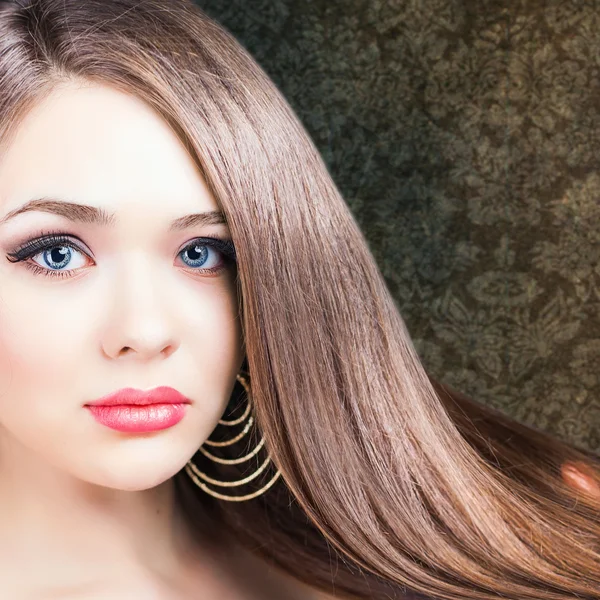 Fashion hairstyle. Beautiful woman with long straight hair — Stock Photo, Image