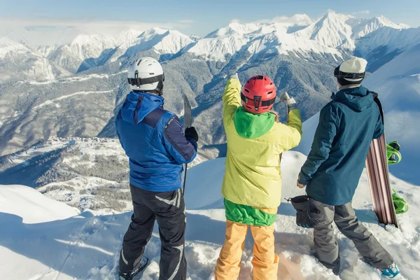 Ski en snowboard. Sport vrouw en man in de besneeuwde bergen — Stockfoto