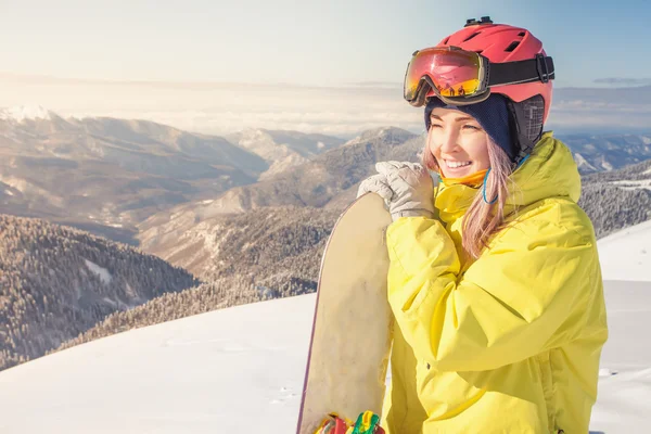 Snowboardzista dziewczyna na tle góry Wysokie Alpy, Szwajcaria — Zdjęcie stockowe