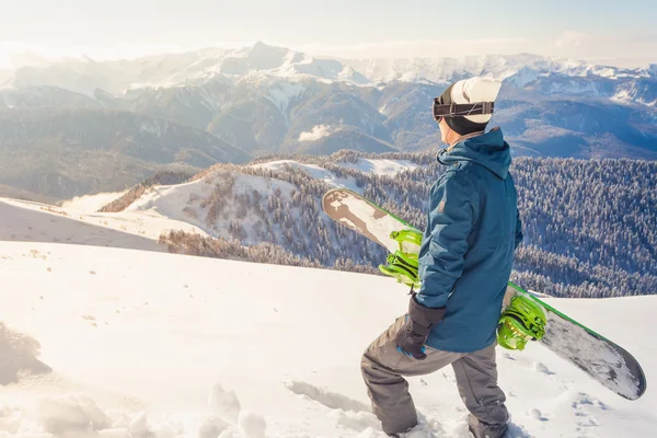 Äventyr till vintersport. Snowboardåkare man vandra på berget — Stockfoto