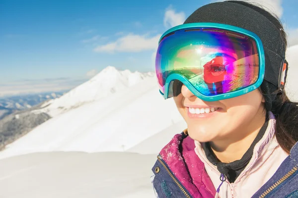 Menina vestida com óculos de esqui ou snowboard moda máscara — Fotografia de Stock