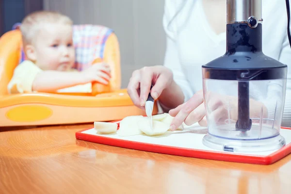 Ibu memasak di blender murni untuk bayi — Stok Foto