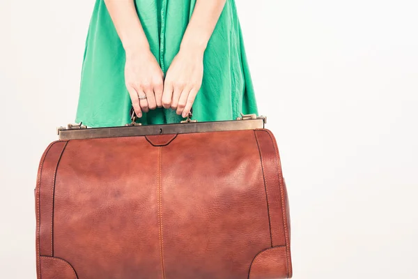 Closeup mulher segurando bagagem de mão, peso e dimensões de bagagem — Fotografia de Stock