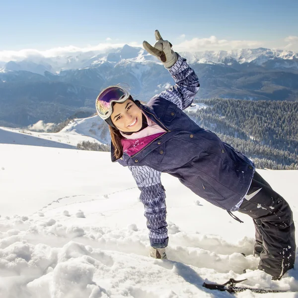 Ski fahren. Glückliche Sportlerin in verschneiten Bergen — Stockfoto