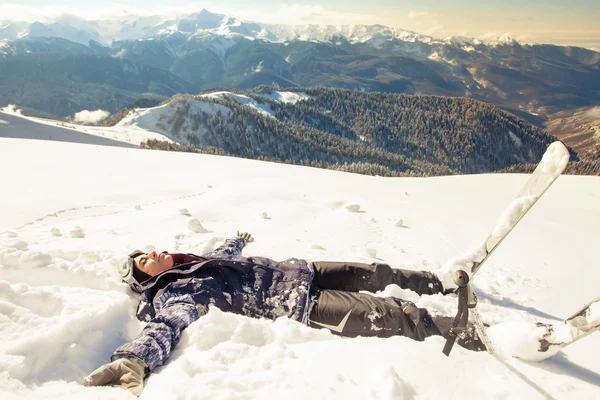 Boldog asszony, hogy a hó angyal a hóban — Stock Fotó