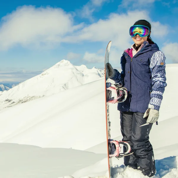 Aventura para o esporte de inverno. Menina snowboarder — Fotografia de Stock