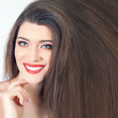 Güzel makyaj ve saç modeli ile mutlu kadın