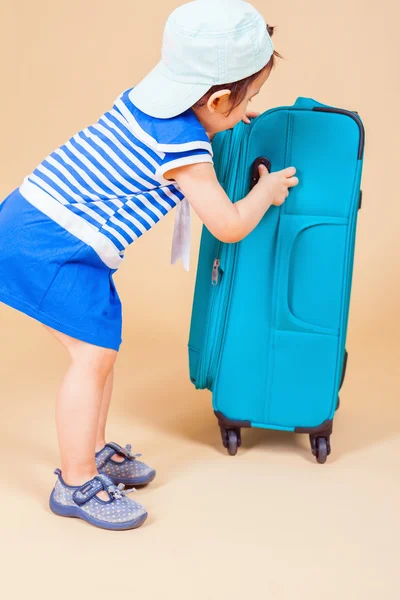 Kind packt seine Sachen, Kleidung im Gepäck — Stockfoto