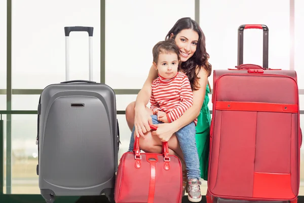 Kind met moeder klaar om te reizen. Airport Terminal. — Stockfoto