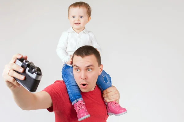 Drôle père et enfant faire selfie à vintage caméra — Photo