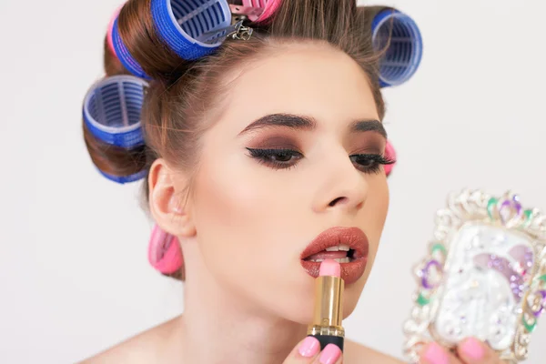 Mladá dívka Make-up a účes pomocí natáčky — Stock fotografie