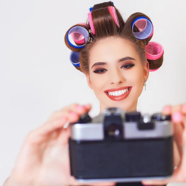 Bonito menina fazer um foto selfie no vintage câmera . — Fotografia de Stock