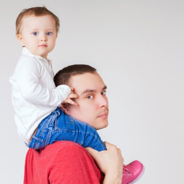 Mutlu baba holding çocuk beyaz arka plan