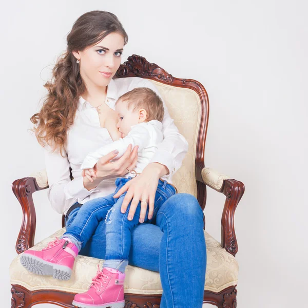 Mãe amamentando um bebê bonito. Menina recém-nascida . — Fotografia de Stock