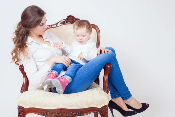 Felice madre e bambino seduti a casa poltrona — Foto Stock