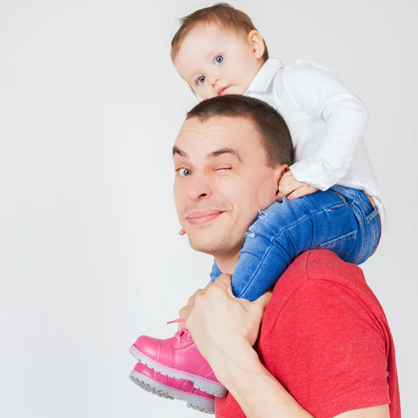 Felice padre che tiene il bambino su sfondo bianco — Foto Stock