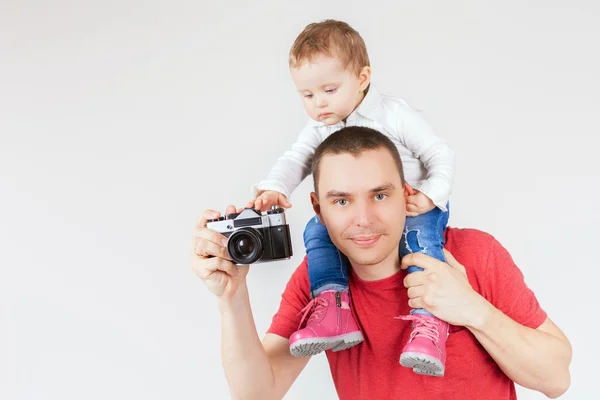 Rolig far och barn att göra selfie på vintage kamera — Stockfoto