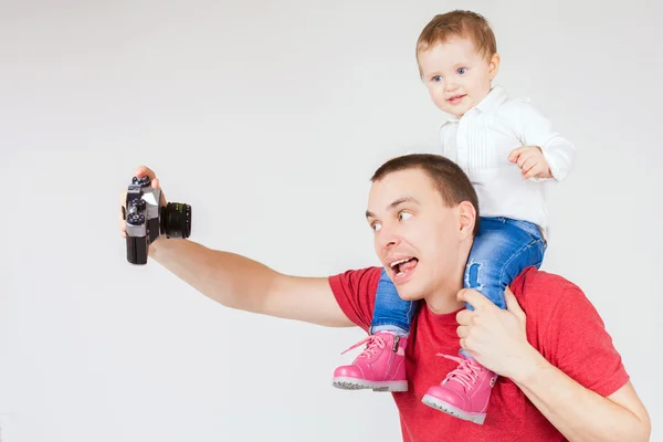 Αστείο, πατέρας και παιδί κάνοντας selfie στο εκλεκτής ποιότητας φωτογραφική μηχανή — Φωτογραφία Αρχείου