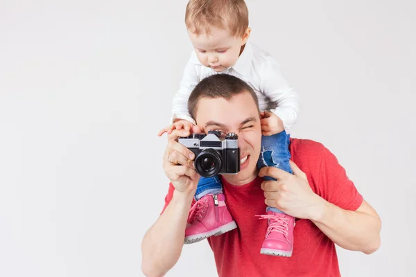 Grappige vader en kind selfie maken bij vintage camera — Stockfoto