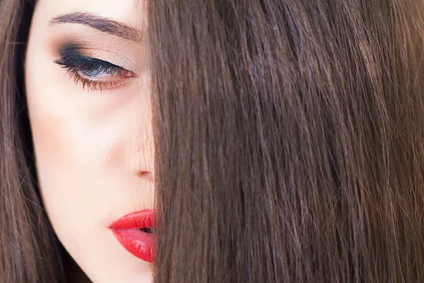 Сексуальна жінка з красивим макіяжем і фоном для волосся — стокове фото