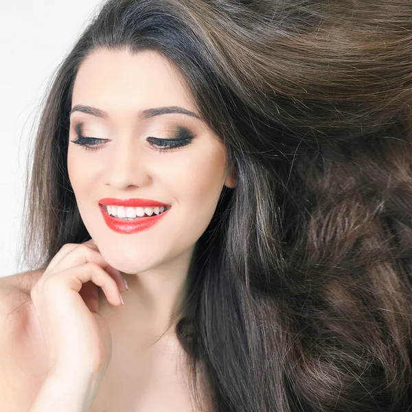 Šťastná žena s zdravé dokonalé dlouhé vlasy — Stock fotografie