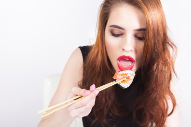 Genç kadın suşi Japon restoranında yemek 