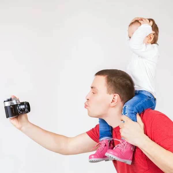 Забавный отец и ребенок делают селфи на винтажной камере — стоковое фото