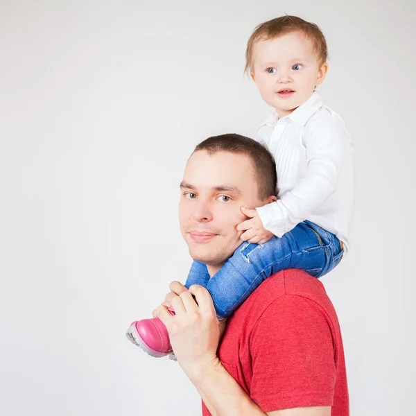 Pai feliz segurando criança no fundo branco — Fotografia de Stock