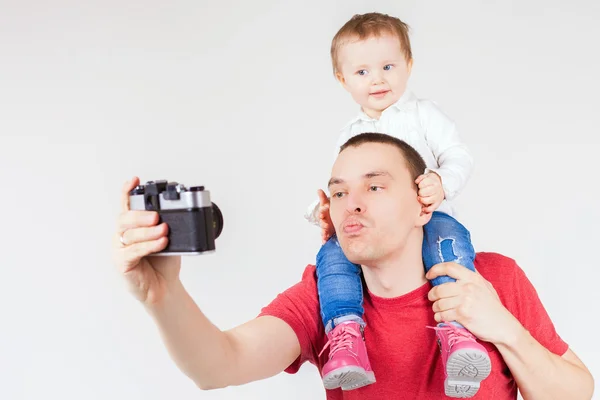 Divertente padre e bambino fare selfie a vintage fotocamera — Foto Stock